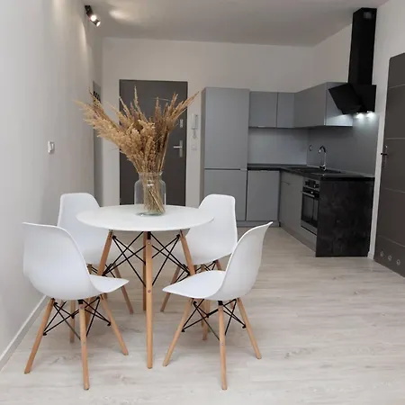 Quiet Street 11/2e * Auschwitz